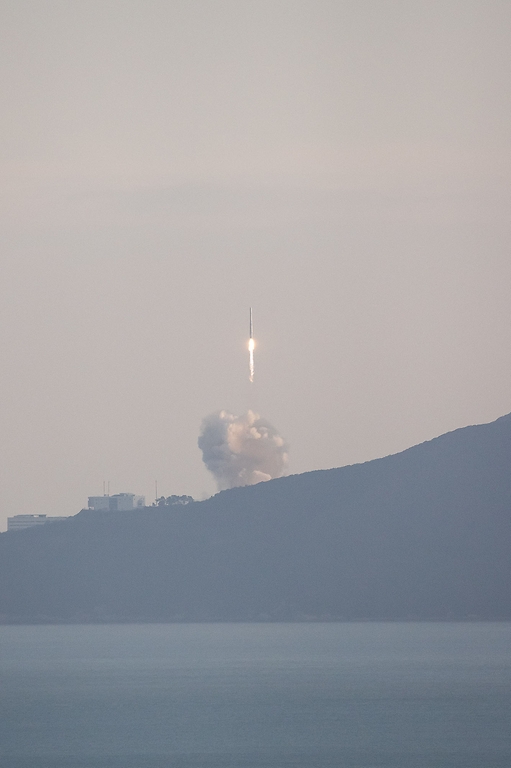 <p>21일 오후 전남 고흥 나로우주센터에서 한국형 발사체 &lsquo;누리호(KSLV-II)&rsquo;가 발사됐다. 시민들은 고흥우주발사전망대와 남열해수욕장에서 &lsquo;누리호&rsquo; 발사를 지켜보며 성공을 응원했다.</p>