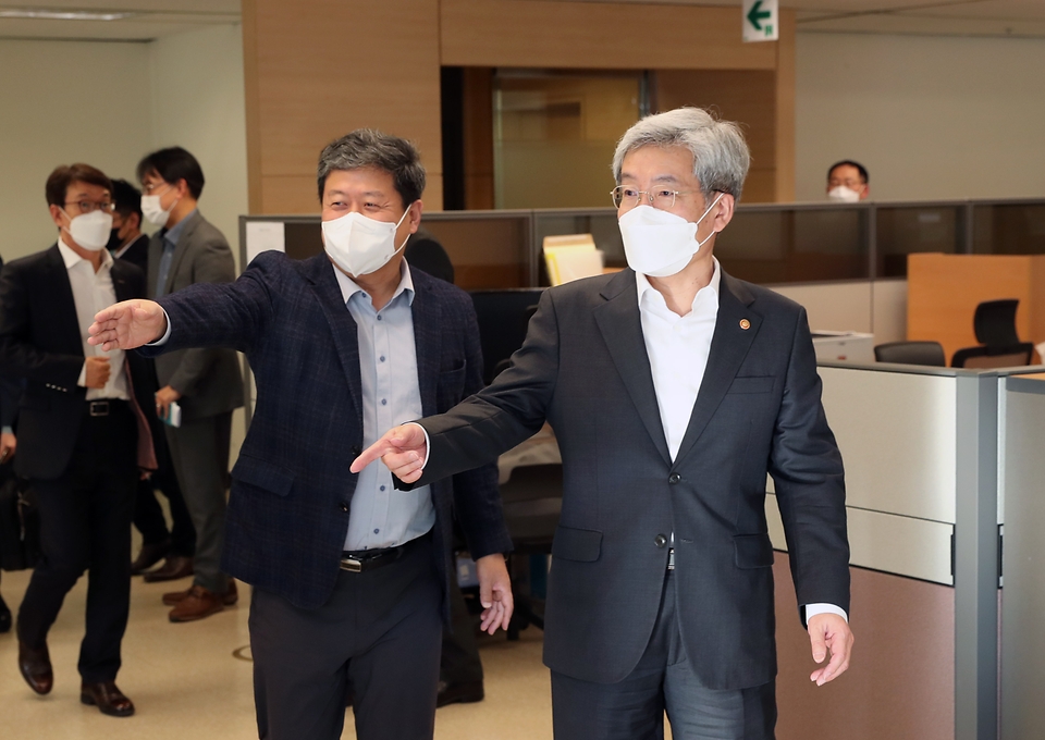 고승범 금융위원장이 22일 서울 종로구 광화문빌딩에서 열린 금융정보분석원 분원 현판식을 마치고 둘러보고 있다.