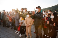 <p>21일 오후 전남 고흥 나로우주센터에서 한국형 발사체 &lsquo;누리호(KSLV-II)&rsquo;가 발사됐다. 시민들은 고흥우주발사전망대와 남열해수욕장에서 &lsquo;누리호&rsquo; 발사를 지켜보며 성공을 응원했다.</p>