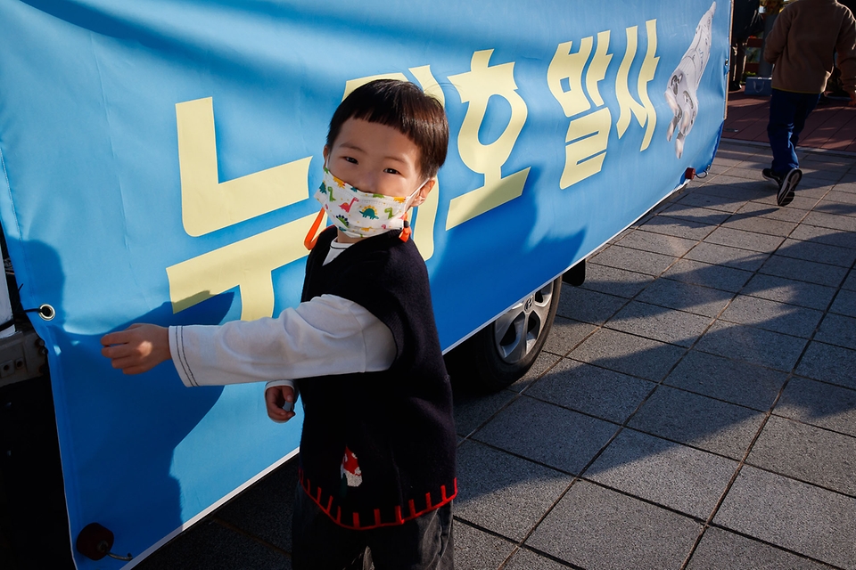 <p>21일 오후 전남 고흥 나로우주센터에서 한국형 발사체 &lsquo;누리호(KSLV-II)&rsquo;가 발사됐다. 시민들은 고흥우주발사전망대와 남열해수욕장에서 &lsquo;누리호&rsquo; 발사를 지켜보며 성공을 응원했다.</p>