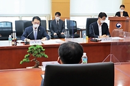 <p>임재현 관세청장과 이상호 11번가 대표이사는 10월 1일 서울세관에서 전자상거래 통관&middot;물류체계 효율화를 위한 업무협약을 체결 했습니다.</p>
<p><br></p>
<p>이번 협약으로 급격히 진화 및 발전하고 있는 전자상거래 시장에 최적화된 통관&middot;물류제도, 법령, 전산시스템을 설계할 수 있는 최소한의 민&middot;관 협업의 틀을 갖추게 됐습니다.</p>
<p><br></p>
<p>임재현 관세청장은 "이번 협약체결을 계기로 폭증하고 있는 전자상거래 수출입에 대한 효율적이고 안전한 통관관리 체계 구축을 위해 관련 업계 등과 협업을 계속 확대해 나아갈 것"이라고 밝혔습니다.</p>