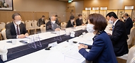 한정애 환경부장관이 22일 서울 종로구 정부서울청사에서 열린 ‘중소·중견·벤처기업 성장사다리 포럼 및 규제혁신 토론회’에 참석해 “오늘 포럼처럼 불합리한 규제를 개선하는 자리를 늘려가는 한편, 중소·중견기업이 탄소 중립을 견인할 수 있도록 적극 지원하겠다.”라고 말했다. 