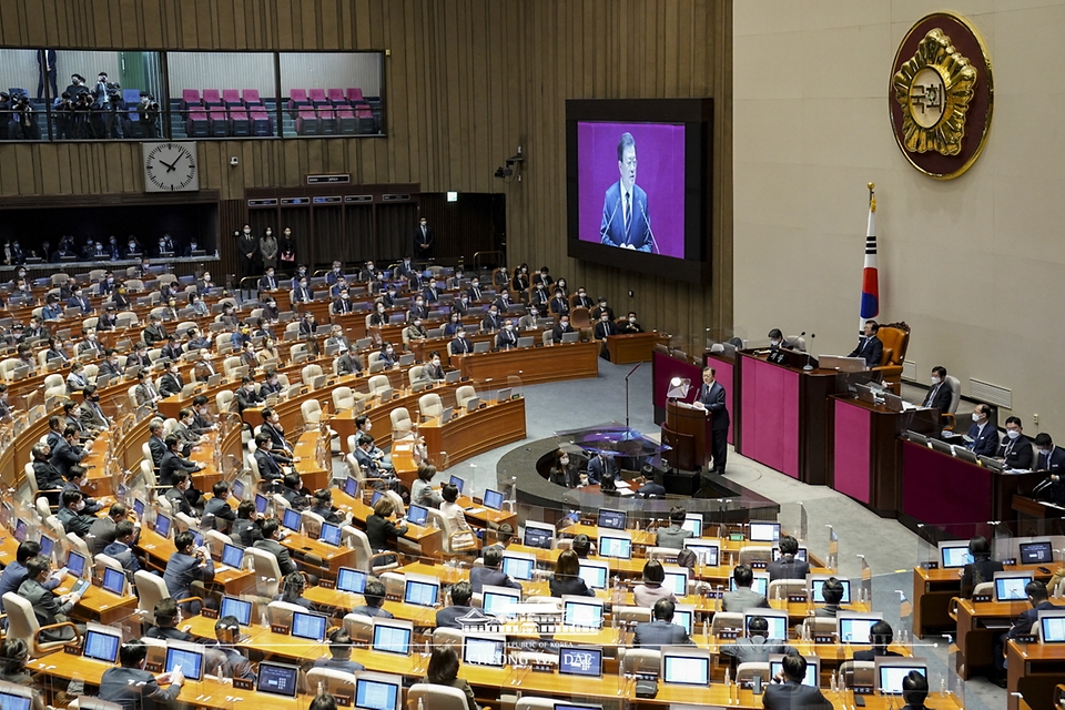 문재인 대통령이 25일 서울 여의도 국회 본회의장에서 2022년도 예산안 시정연설을 하고 있다.