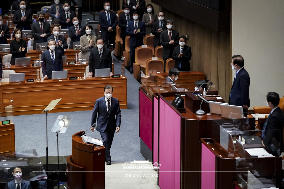 문재인 대통령이 25일 2022년도 예산안 시정연설을 하기 위해 국회 본회의장에서 발언대로 향하고 있다.