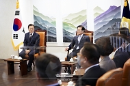 문재인 대통령이 25일 2022년도 예산안 시정연설에 앞서 국회 접견실에서 박병석 국회의장과 환담하고 있다.