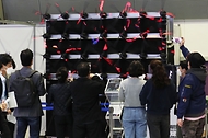 <p>27일 오전 서울 강남구 코엑스에서 열린 ‘제1회 메타버스 코리아’를 찾은 관람객들이 참가 기업 부스를 살펴보고 있다. 이번 전시는 오는 29일까지 진행된다.</p>
<div><br></div>