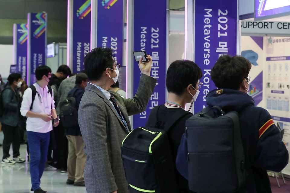 <p>27일 오전 서울 강남구 코엑스에서 열린 ‘제1회 메타버스 코리아’를 찾은 관람객들이 참가 기업 부스를 살펴보고 있다. 이번 전시는 오는 29일까지 진행된다.</p>
<div><br></div>