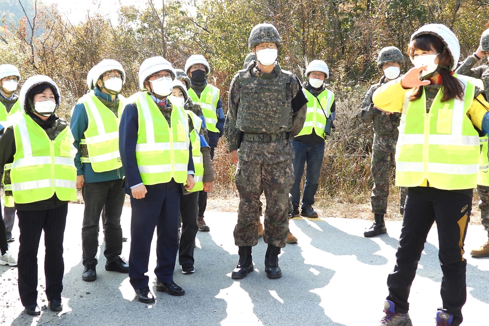 홍정기 환경부차관이 27일 오전 철원 비무장지대(비마교 일대)를 방문하여 비무장지대의 생태조사현황과 관측장비에 대해 국립생태원 관계자로부터 설명을 듣고 있다.