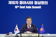 문재인 대통령이 27일 청와대 충무실에서 화상으로 진행된 제16차 동아시아 정상회의에 참석해 발언하고 있다.