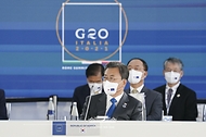 문재인 대통령이 30일(현지시간) 이탈리아 로마 누볼라 컨벤션 센터에서 열린 주요 20개국(G20) 정상회의에서 각국 정상들과 자리를 하고 있다.