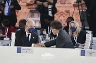 문재인 대통령이 30일(현지시간) 이탈리아 로마 누볼라 컨벤션 센터에서 열린 주요 20개국(G20) 정상회의에 참석해 인사를 나누고 있다.