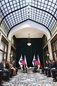 헝가리를 국빈 방문 중인 문재인 대통령이 4일(현지시간) 헝가리 부다페스트 한 호텔에서 안드레이 바비시 체코 총리와 정상회담을 하고 있다.