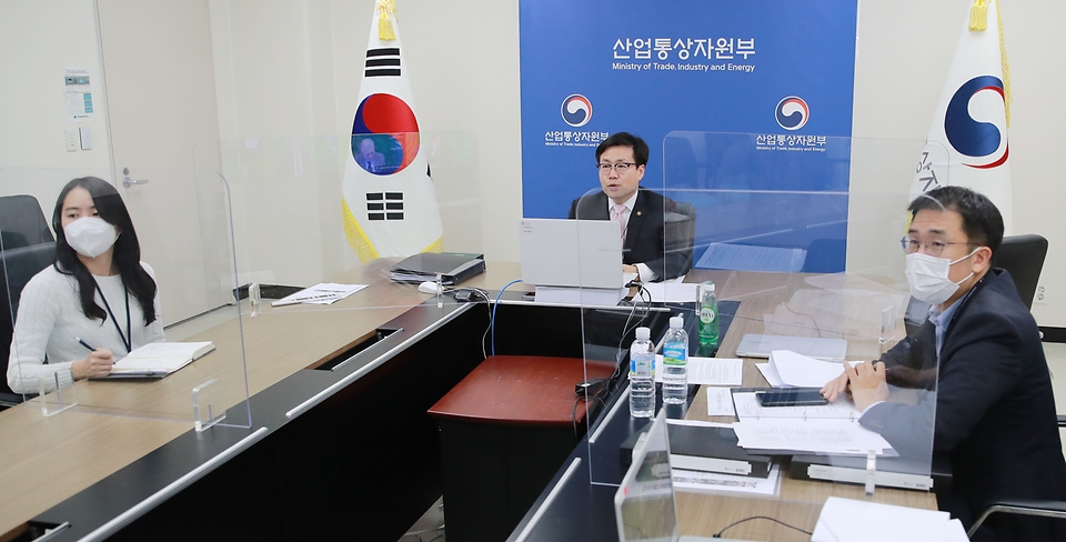 여한구 산업통상자원부 통상교섭본부장이 8일 오후 화상으로 진행된 제32차 APEC 외교·통상 합동 각료회의에 참석해 참석 국가 통상 담당 장관들과 대화하고 있다.