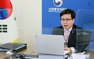 여한구 산업통상자원부 통상교섭본부장이 8일 오후 화상으로 진행된 제32차 APEC 외교·통상 합동 각료회의에 참석해 참석 국가 통상 담당 장관들과 대화하고 있다.