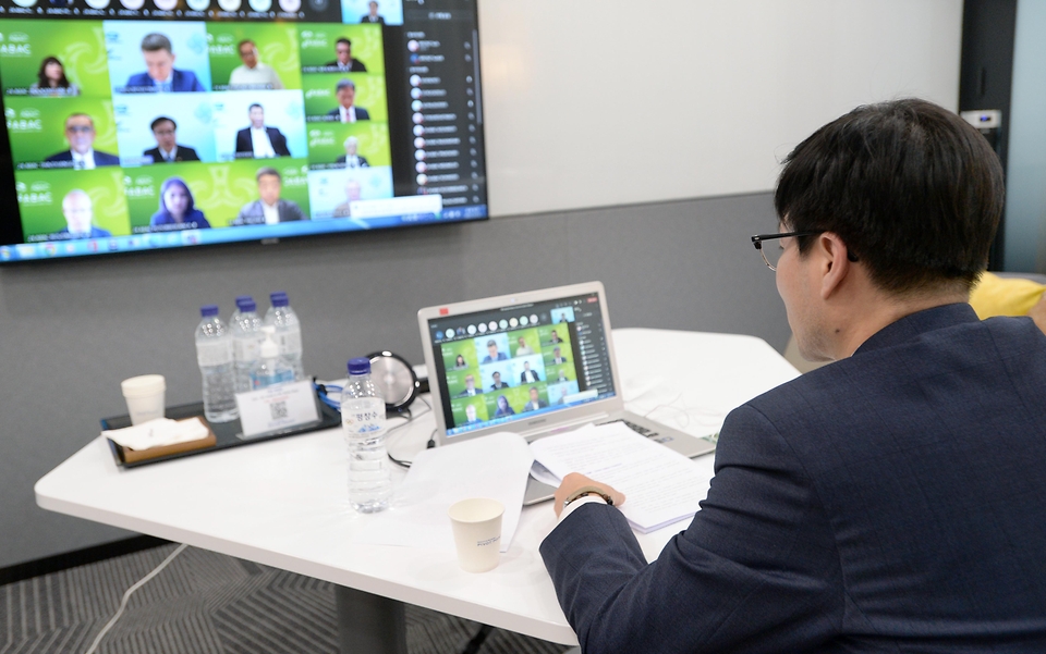 여한구 산업통상자원부 통상교섭본부장이 11일 오후 화상으로 진행된 ‘아시아태평양경제협력체(APEC) 기업인자문위원회(ABAC)와의 대화’에 참석해 APEC 21개국 정상(각료)과 ABAC 위원들과 대화하고 있다. 