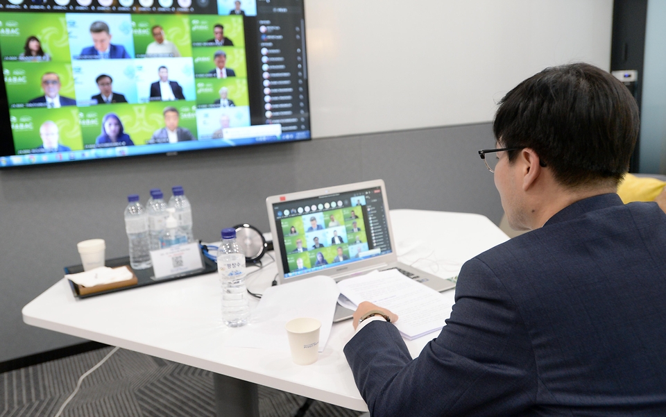 여한구 산업통상자원부 통상교섭본부장이 11일 오후 화상으로 진행된 ‘아시아태평양경제협력체(APEC) 기업인자문위원회(ABAC)와의 대화’에 참석해 APEC 21개국 정상(각료)과 ABAC 위원들과 대화하고 있다. 