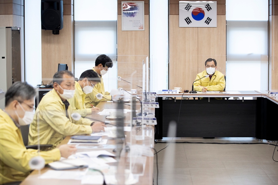 홍정기 환경부차관이 10일 강원도 정선군 야생멧돼지 폐사체 수색현장을 점검한 후 원주지방환경청에서 아프리카돼지열병 대응상황을 보고받고 관계자에게 아프리카돼지열병이 확산되지 않도록 최선을 다해 줄 것을 당부하고 있다.