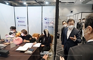 문재인 대통령이 11일 서울 삼성동 코엑스 그랜드볼룸에서 열린 ‘2021 K-박람회’를 방문해 화상회담장을 둘러보고 있다.