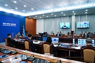 문재인 대통령이 12일 오후 청와대에서 화상으로 진행된 제28차 아시아태평양경제협력체(APEC) 정상회의에 참석, 발언하고 있다.