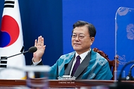 문재인 대통령이 12일 오후 청와대에서 화상으로 진행된 제28차 아시아태평양경제협력체(APEC) 정상회의에 참석, 기념촬영을 하고 있다.
