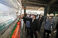 김현수 농림축산식품부 장관이 17일 전남 여수 남해화학 여수공장을 방문해 남부지역 동계작물 재배용 요소의 특별공급 상황을 점검하고 있다.