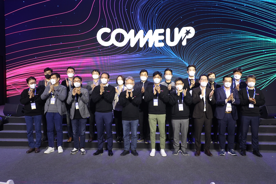 권칠승 중소벤처기업부 장관이 17일 서울 DDP에서 열린 컴업 2021 개막식에서 기념 촬영을 하고 있다.