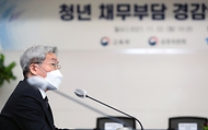 고승범 금융위원장이 22일 오전 서울 중구 한국프레스센터에서 진행된 청년 채무부담 경감 지원을 위한 업무협약을 체결하기 전 모두발언을 하고 있다.