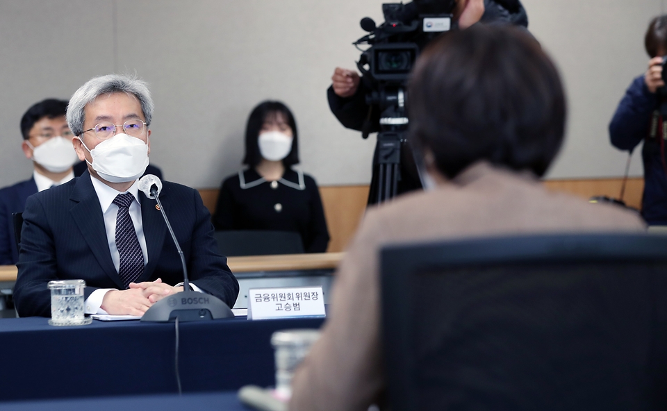 고승범 금융위원장이 22일 오전 서울 중구 한국프레스센터에서 진행된 청년 채무부담 경감 지원을 위한 업무협약을 체결하기 전 모두발언을 하고 있다.