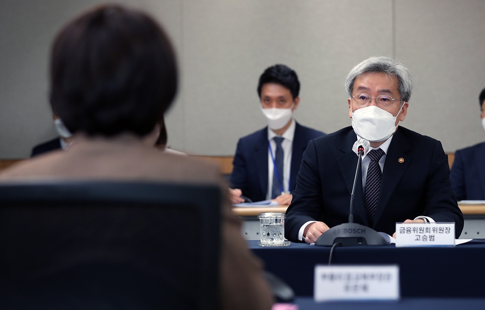 고승범 금융위원장이 22일 오전 서울 중구 한국프레스센터에서 진행된 청년 채무부담 경감 지원을 위한 업무협약을 체결하기 전 모두발언을 하고 있다.