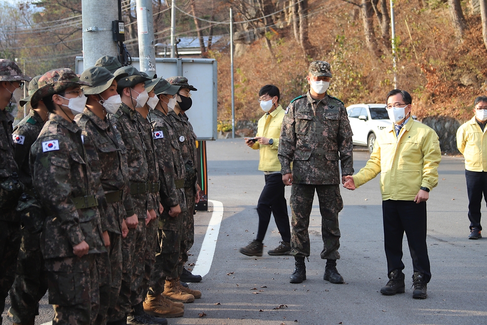 <p>홍정기 환경부차관이 21일 단양군 대잠리 일대 야생멧돼지 폐사체 발견 현장을 찾아 아프리카돼지열병 대응상황을 점검하고 관계자에게 아프리카돼지열병이 확산되지 않도록 최선을 다해 줄 것을 당부하고 있다.</p>