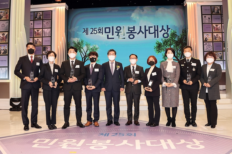 전해철 행정안전부 장관이 22일 서울 마포구 상암동 SBS프리즘타워에서 열린 제25회 민원봉사대상 시상식에서 수상자들과 기념 촬영을 하고 있다.