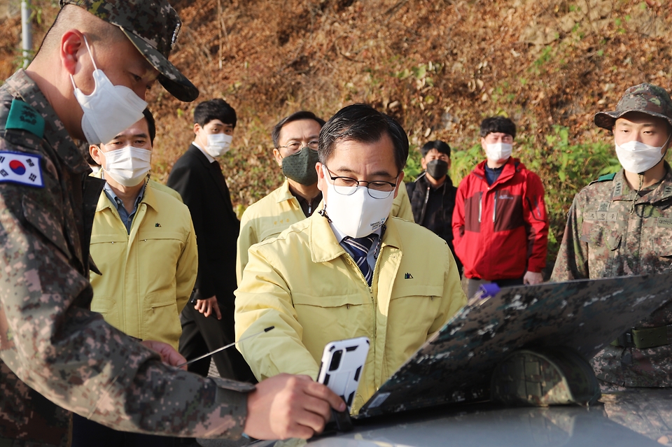 <p>홍정기 환경부차관이 21일 단양군 대잠리 일대 야생멧돼지 폐사체 발견 현장을 찾아 아프리카돼지열병 대응상황을 점검하고 관계자에게 아프리카돼지열병이 확산되지 않도록 최선을 다해 줄 것을 당부하고 있다.</p>