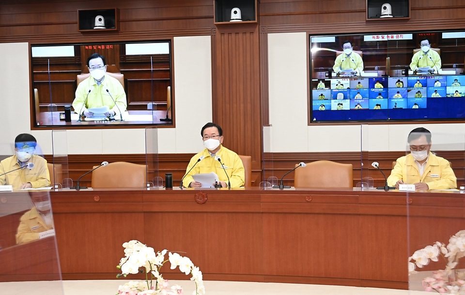 김부겸 국무총리가 10일 세종로 정부서울청사에서 고병원성 AI 관련 관계부처 및 지자체 회의를 주재, 대응 방안을 논의하고 있다.