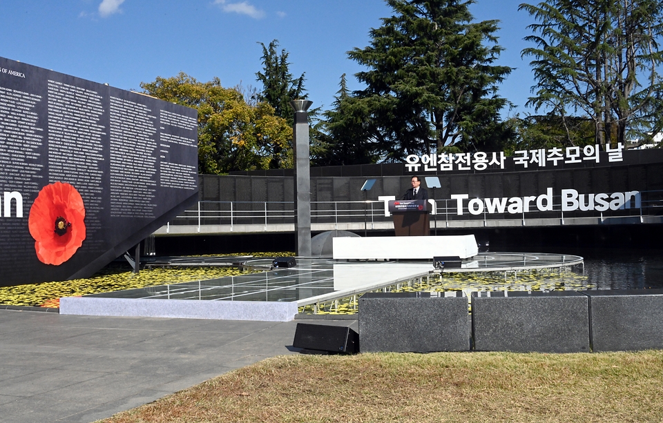 김부겸 국무총리가 11일 부산 남구 유엔기념공원에서 열린 ‘Turn Toward Busan’ 유엔참전용사 국제추모의 날 행사에 참석, 추모사 및 수상헌화를 하고 있다.