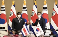 문재인 대통령과 카를로스 알바라도 케사다 코스타리카 대통령이 23일 청와대에서 열린 한-코스타리카 정상회담에 앞서 주먹을 맞대고 인사하고 있다.