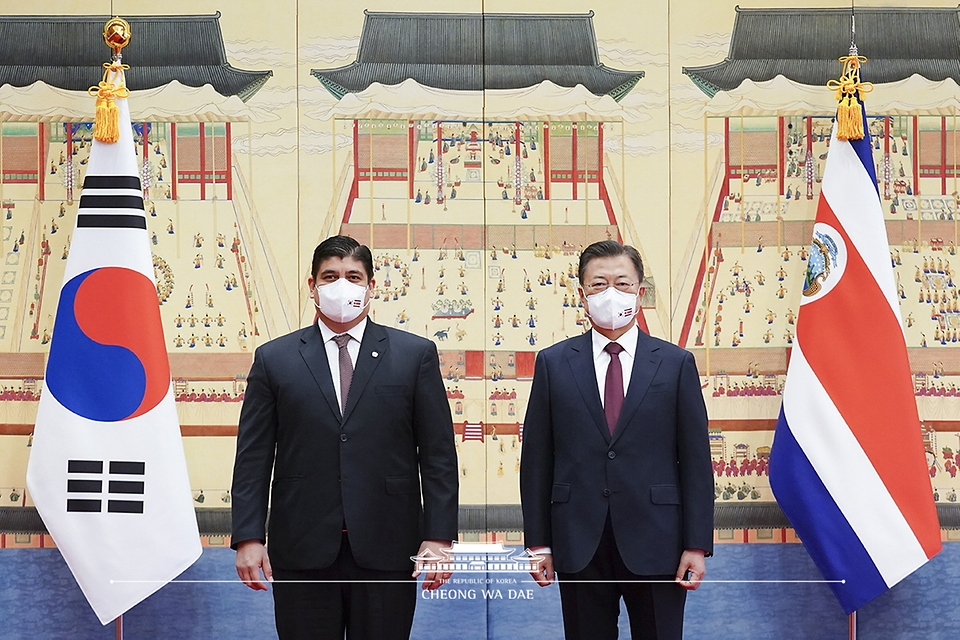 문재인 대통령과 카를로스 알바라도 케사다 코스타리카 대통령이 23일 청와대 한-코스타리카 정상회담에 앞서 기념 촬영을 하고 있다.