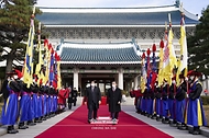 문재인 대통령과 카를로스 알바라도 케사다 코스타리카 대통령이 23일 청와대 대정원에서 열린 공식 환영식을 위해 이동하고 있다.