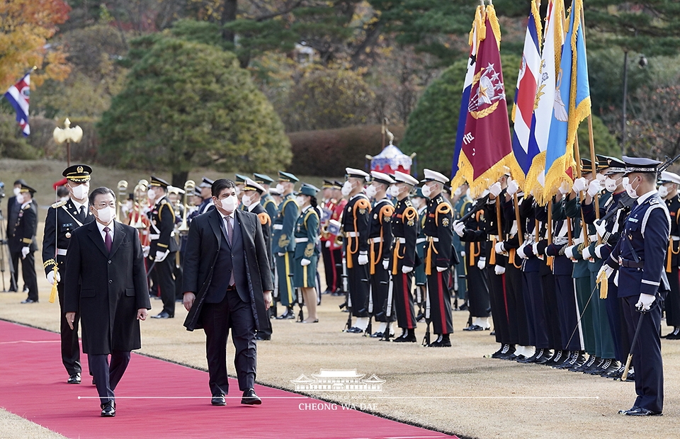 문재인 대통령과 카를로스 알바라도 케사다 코스타리카 대통령이 23일 청와대 대정원에서 열린 공식 환영식에서 의장대를 사열하고 있다.