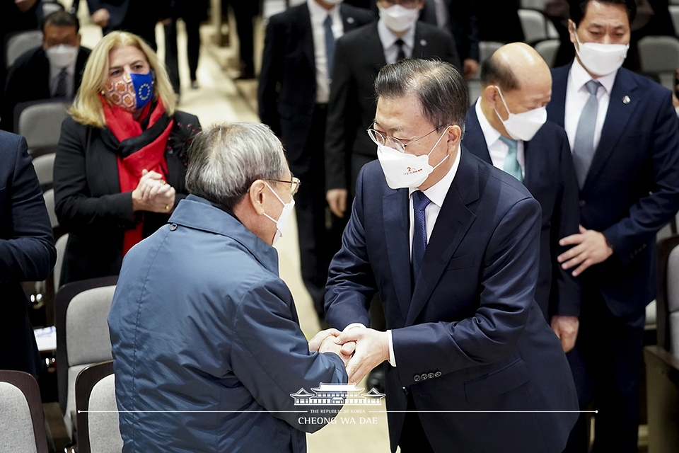  문재인 대통령이 25일 서울 중구 명동성당 꼬스트홀에서 열린 국가인권위원회 설립 20주년 기념식에 참석, 함세웅 신부와 인사하고 있다.