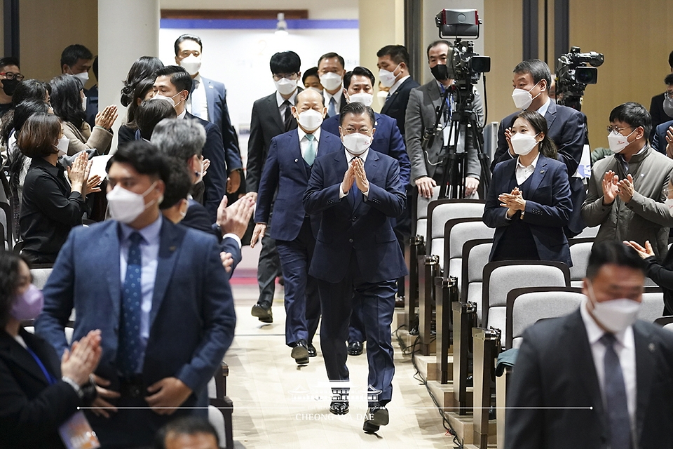  문재인 대통령이 25일 서울 중구 명동성당 꼬스트홀에서 열린 국가인권위원회 설립 20주년 기념식에 입장하고 있다.