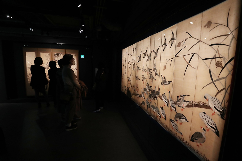 <p>국내 최초로 공예 전문공립박물관이 서울 종로구 옛 풍문여고 부지에 정식 개관했다. 개관 첫날인 30일 오전 서울공예박물관 상설전시실에 전시된 ‘자수, 꽃이 피다’에서 관람객들이 작품을 둘러보고 있다.</p>
<p><br></p>