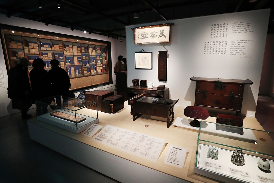 <p>국내 최초로 공예 전문공립박물관이 서울 종로구 옛 풍문여고 부지에 정식 개관했다. 사진은 개관 첫날인 30일 오전 서울공예박물관에 작품이 전시돼 있다. </p>
<p><br></p>
