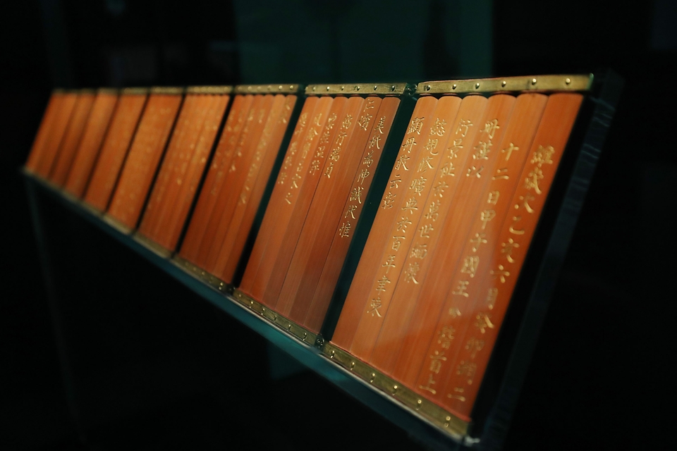 <p>국내 최초로 공예 전문공립박물관이 서울 종로구 옛 풍문여고 부지에 정식 개관했다. 사진은 개관 첫날인 30일 오전 서울공예박물관에 작품이 전시돼 있다. </p>
<p><br></p>