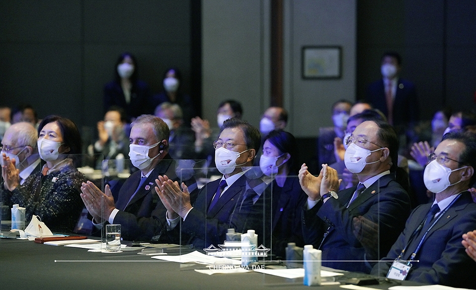 문재인 대통령이 1일 서울 광진구 워커힐호텔에서 열린 ‘제33차 세계협동조합대회’ 개회식에 참석하여 박수치고 있다.