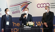 문재인 대통령이 1일 서울 광진구 워커힐호텔 비스타홀에서 열린 ‘제33차 세계협동조합대회’ 개회식에 앞서 참석자들과 환담을 나누고 있다.