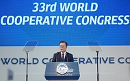 문재인 대통령이 1일 서울 광진구 워커힐호텔에서 열린 ‘제33차 세계협동조합대회’ 개회식에서 축사를 하고 있다. 