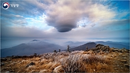  ‘조기 경보 및 대응. 재해위험 감소를 위한 수문기상 및 기후정보’를 주제로 진행된 ‘세계기상기구(WMO) 2022년 기상달력 사진 공모전’에 우리나라에서 제출한 ‘렌즈구름(A Lenticular Cloud/신규호作)’이 선정되었다.