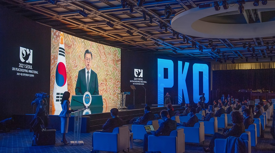 7일 오후 서울 용산구 한남동 그랜드 하얏트호텔에서 열린 2021 서울 유엔 평화유지 장관회의 개회식에서 문재인 대통령이 영상으로 축사를 하고 있다.
