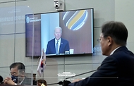 문재인 대통령이 9일 청와대 여민관에서 민주주의 화상 정상회의에 참석, 조 바이든 미국 대통령의 개회사를 경청하고 있다.