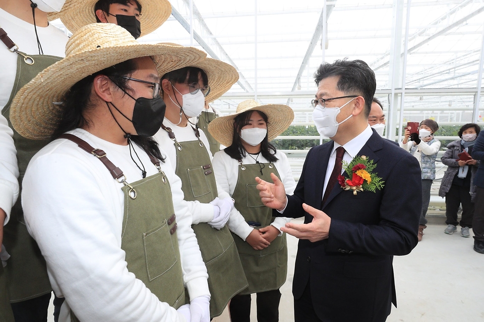 김현수 농림축산식품부 장관이 15일 경북 상주에서 열린 스마트팜 혁신밸리 준공식에 참석해 청년농업인과 대화하고 있다.